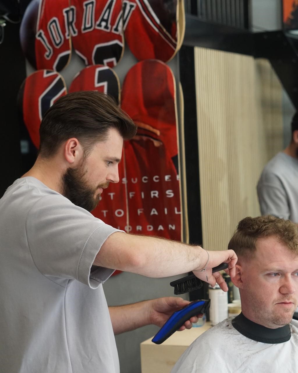 Lucas at work at barbershop the barber juul breda